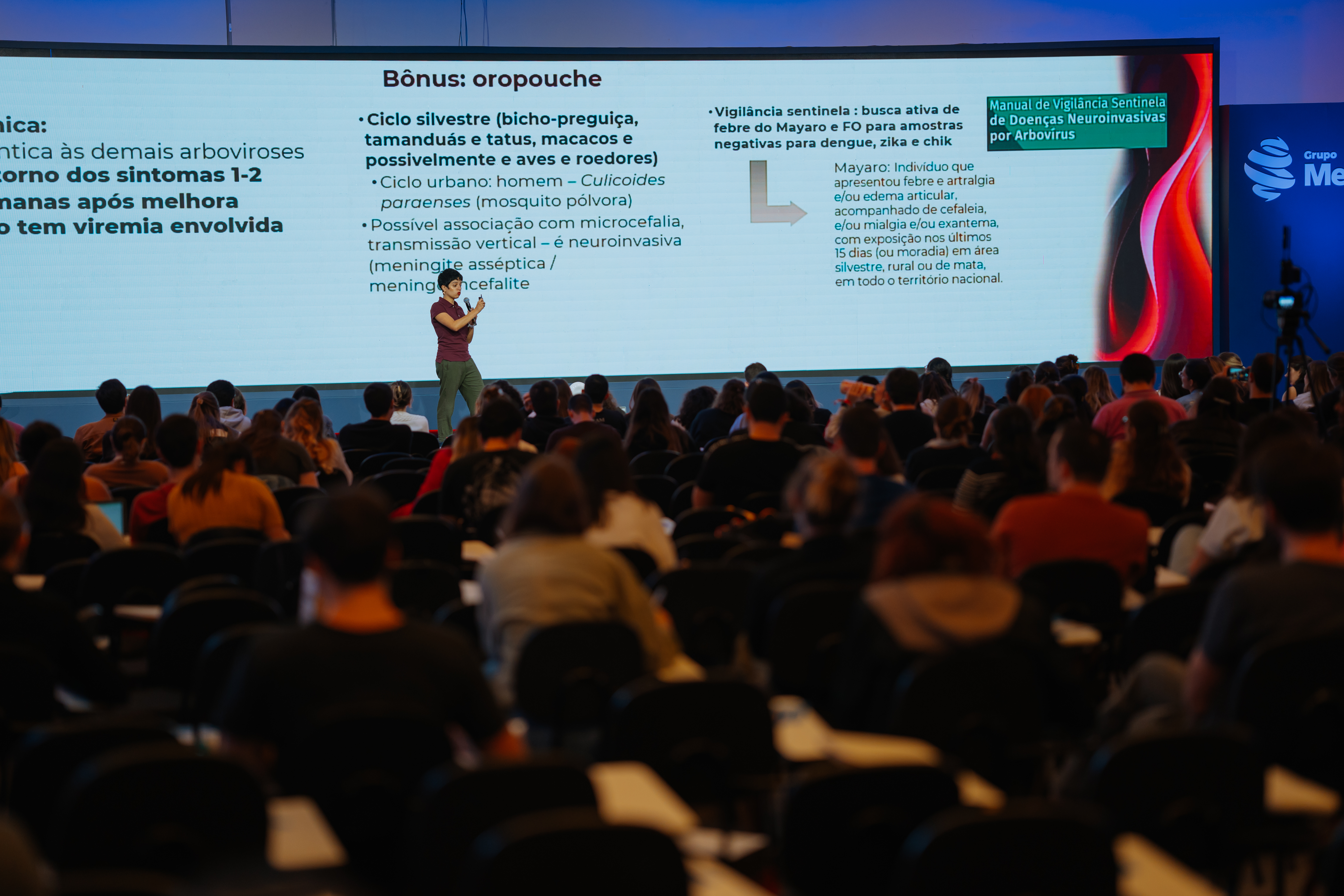 Professor MedCof realizando apresentação para auditório