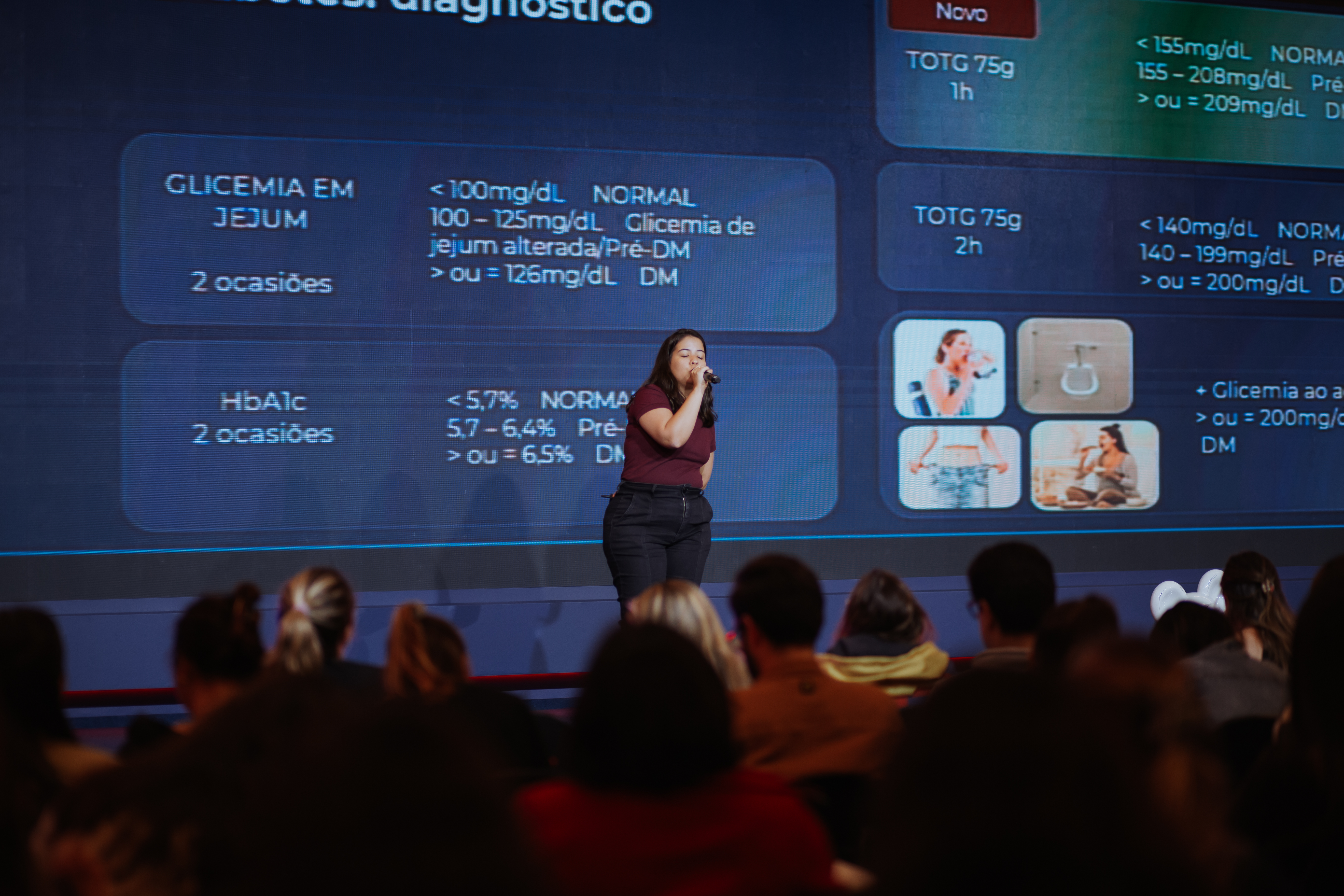 Professora em apresentação de palestra